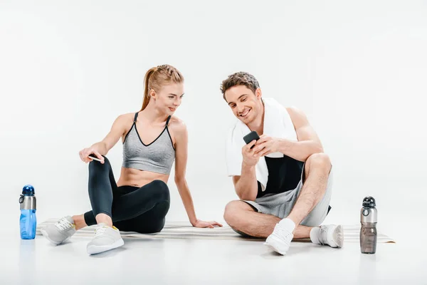 Casal olhando para o telefone após o treino — Fotografia de Stock