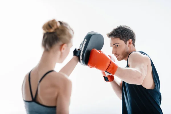 Man met vrouwelijke trainer Boksen — Stockfoto