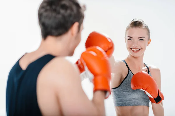 Jong meisje boksen met trainer — Stockfoto