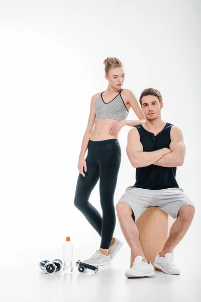 Paar posiert mit Fitnessgeräten — Stockfoto