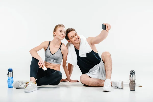 Cuplu care face selfie după antrenament Imagine de stoc