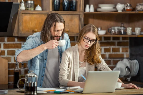 Casal trabalhando em casa — Fotografia de Stock