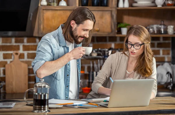 Пара працює вдома — Stock Photo