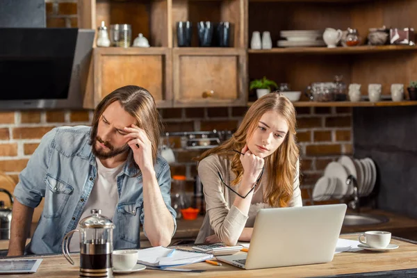 Couple travaillant à la maison — Photo de stock