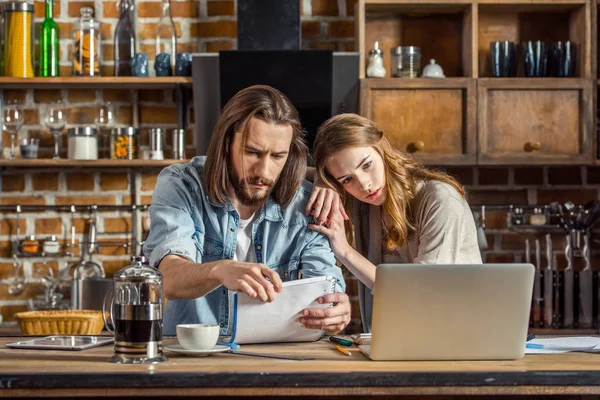 Couple travaillant à la maison — Photo de stock