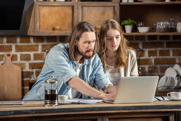 Couple travaillant à la maison — Photo de stock