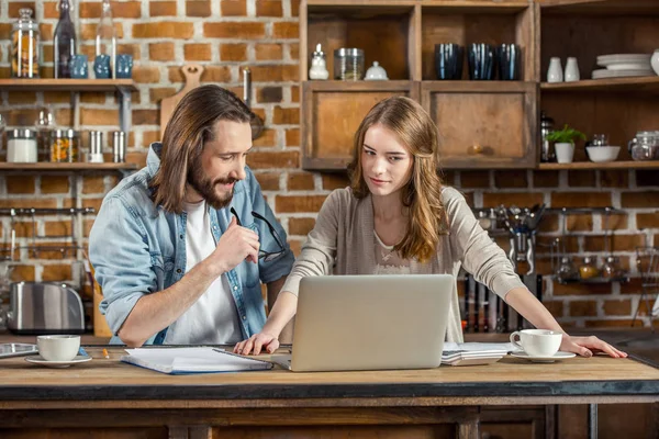 Pareja usando portátil - foto de stock