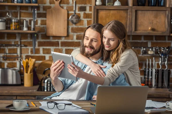 Paar nutzt digitales Tablet — Stockfoto