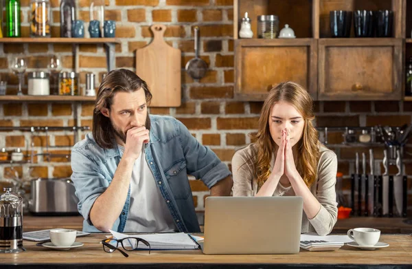 Pareja joven trastornada de freelancers - foto de stock