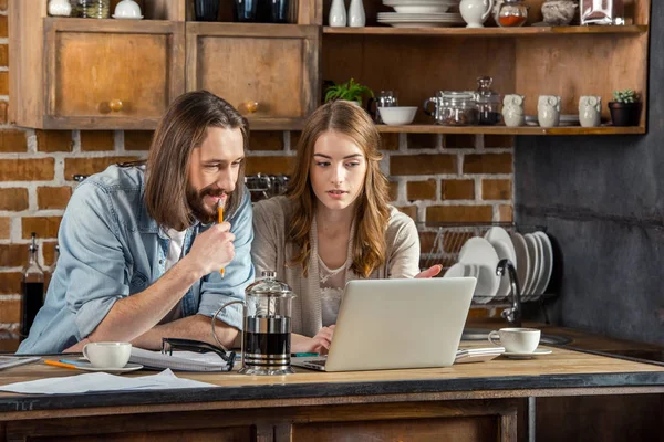 Casal usando laptop — Fotografia de Stock