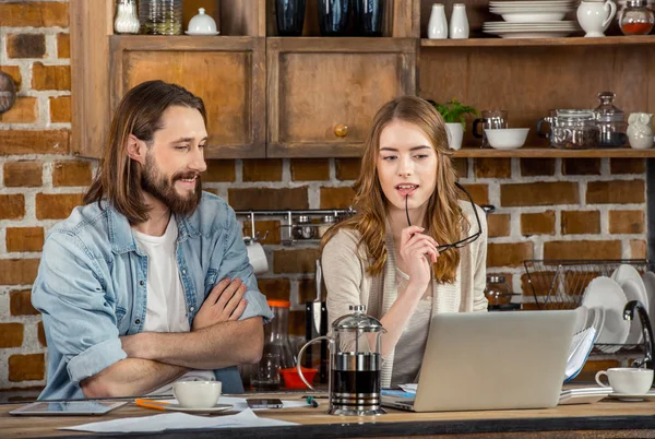 Casal usando laptop — Fotografia de Stock