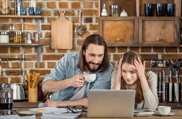 Couple travaillant à la maison — Photo de stock