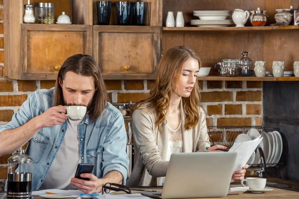 Ehepaar arbeitet zu Hause — Stockfoto