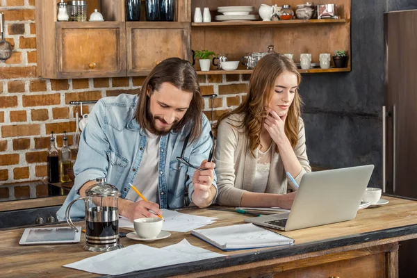 Couple travaillant à la maison — Photo de stock