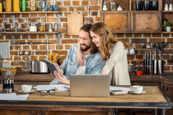 Couple travaillant à la maison — Photo de stock