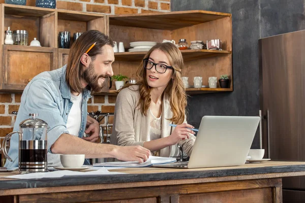 Couple travaillant à la maison — Photo de stock