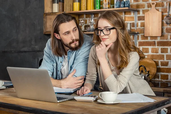 Couple travaillant à la maison — Photo de stock