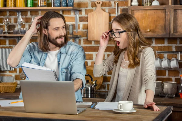 Coppia che lavora a casa — Foto stock