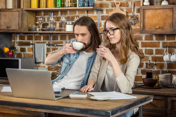 Paar benutzt Laptop — Stockfoto