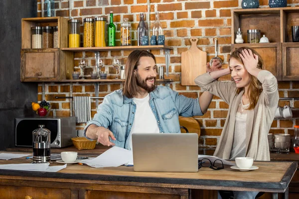 Paar benutzt Laptop — Stockfoto