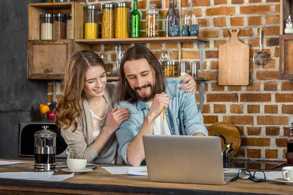 Pareja usando portátil - foto de stock