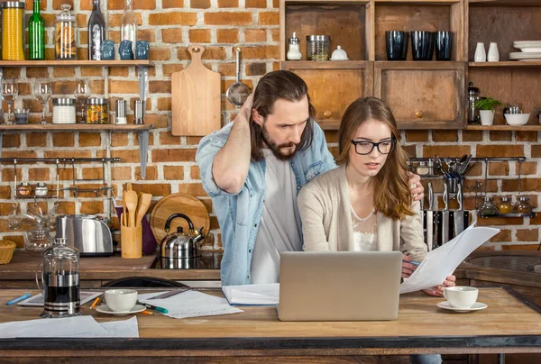 Пара працює вдома — Stock Photo