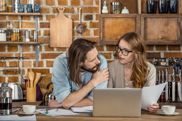 Coppia che lavora a casa — Foto stock