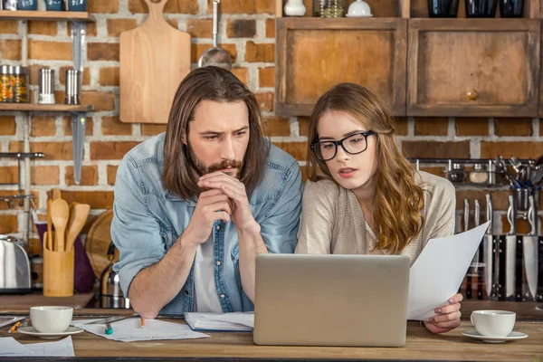 Couple travaillant à la maison — Photo de stock