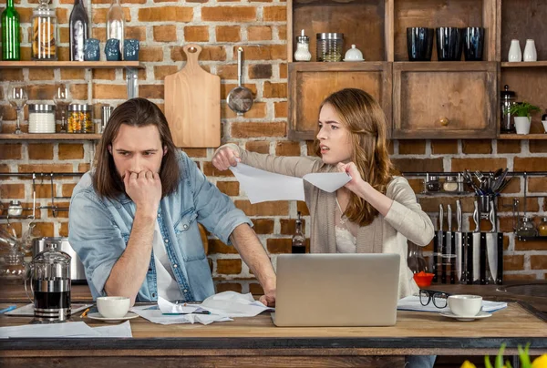 Couple travaillant à la maison — Photo de stock