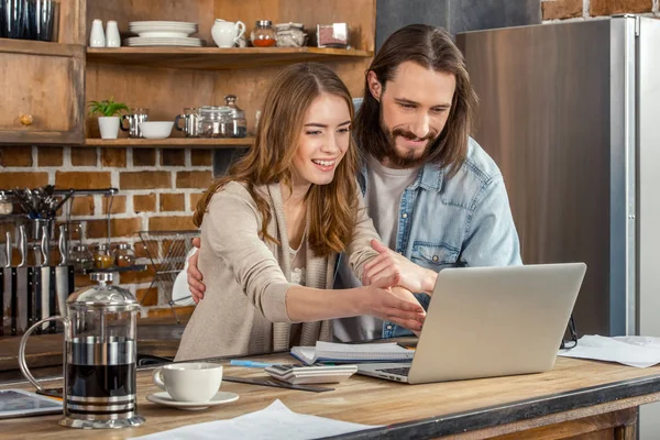 Pareja usando portátil - foto de stock