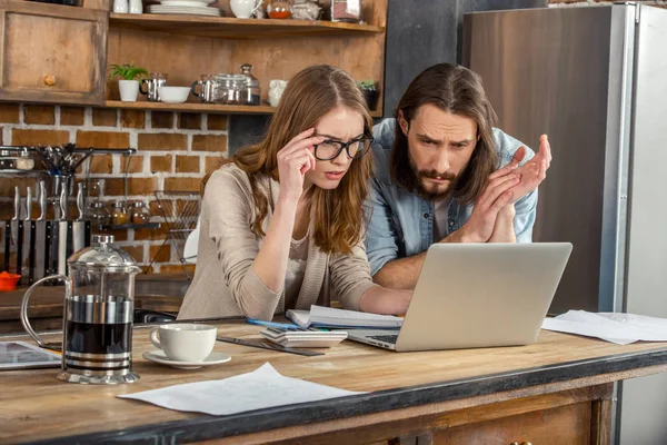 Paar benutzt Laptop — Stockfoto