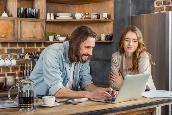 Couple using laptop — Stock Photo