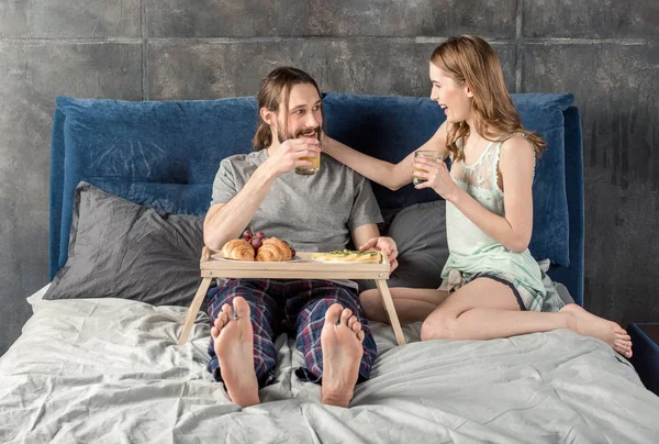Couple has breakfast in bed — Stock Photo