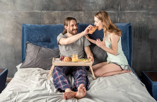 Casal tem café da manhã na cama — Fotografia de Stock