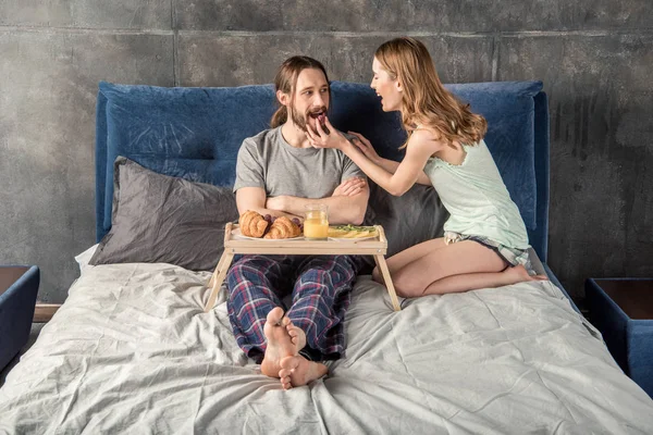 Pareja desayuna en la cama - foto de stock