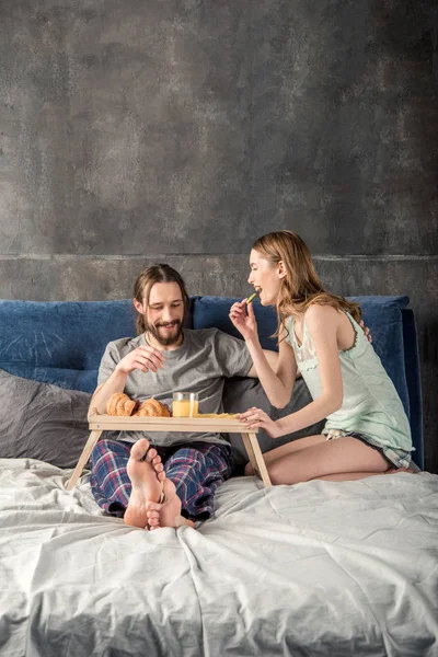 Casal tem café da manhã na cama — Fotografia de Stock