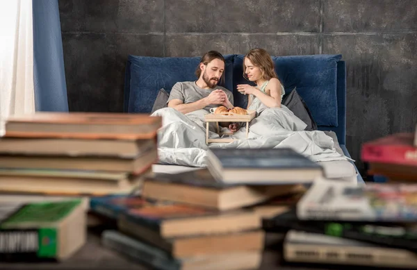 Couple prend le petit déjeuner au lit — Photo de stock