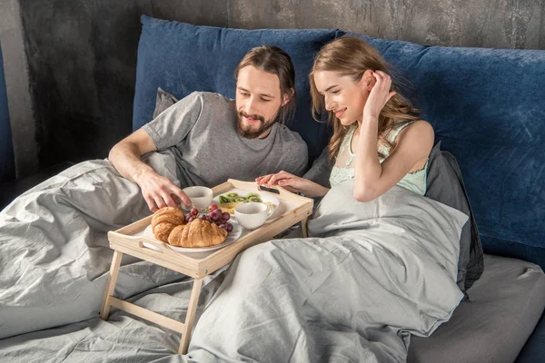 Coppia fa colazione a letto — Foto stock
