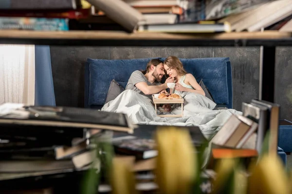 Casal tem café da manhã na cama — Fotografia de Stock