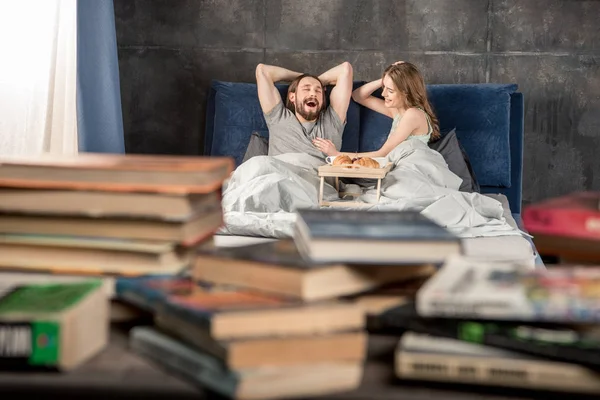 Couple prend le petit déjeuner au lit — Photo de stock