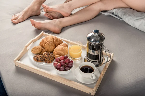 Café da manhã fresco na cama — Fotografia de Stock
