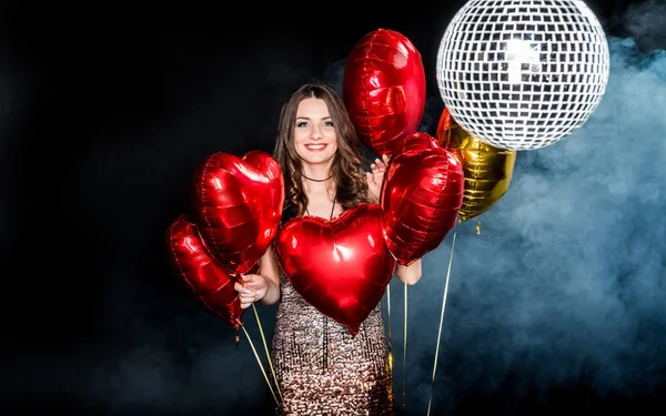 Hermosa mujer con globos brillantes - foto de stock