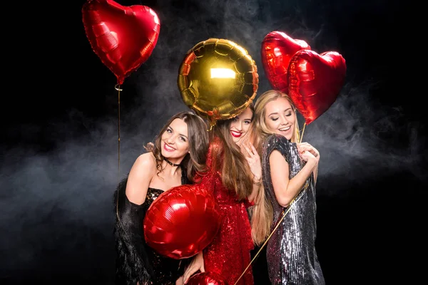 Preciosas mujeres con globos - foto de stock