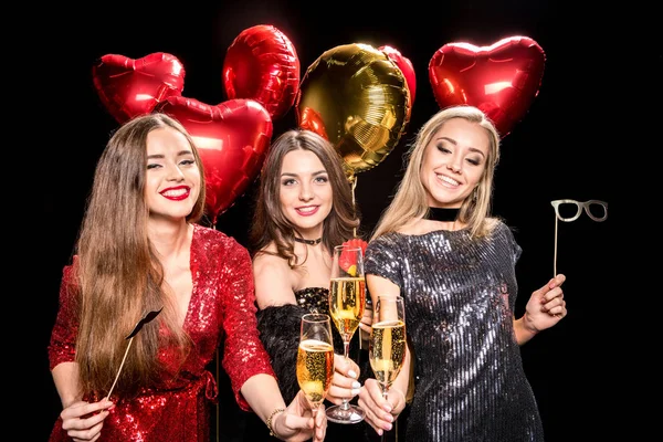 Mujeres sosteniendo copas de champán — Stock Photo