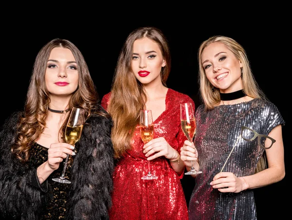 Femmes tenant des verres de champagne — Photo de stock