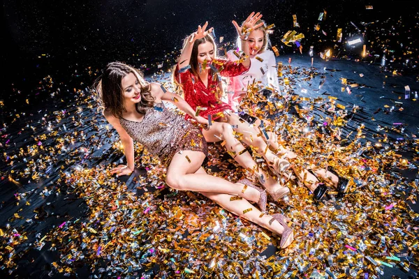 Tres mujeres en la fiesta - foto de stock