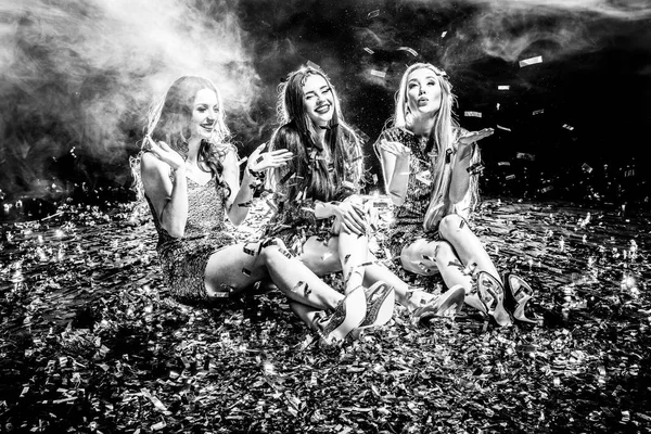 Три женщины на вечеринке — стоковое фото