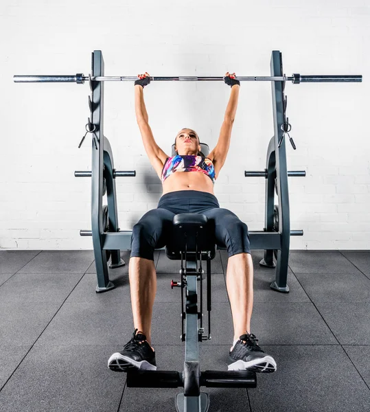 Sportswoman exercising in gym — Stock Photo