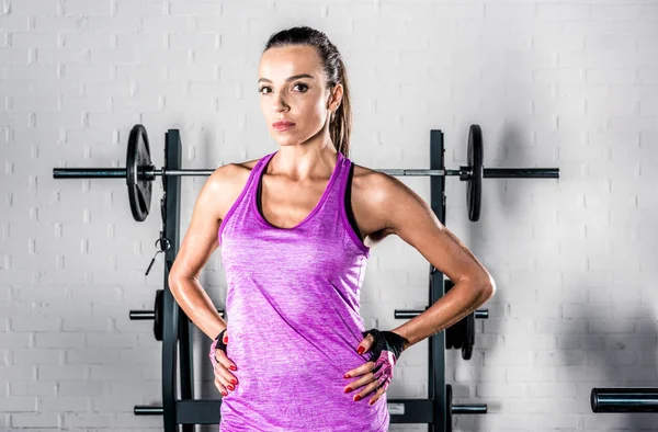 Deportiva haciendo ejercicio en el gimnasio - foto de stock