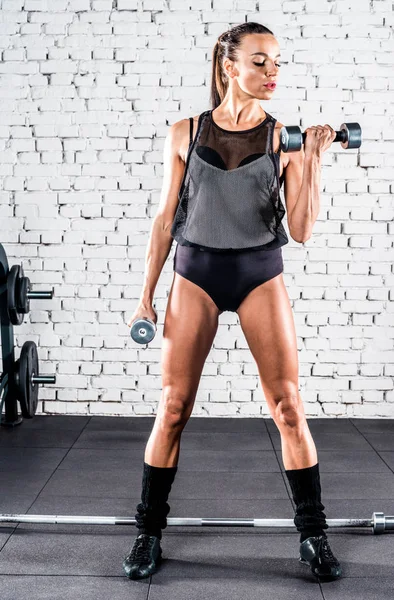 Deportiva haciendo ejercicio en el gimnasio - foto de stock